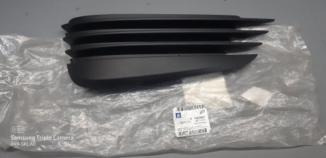 Решетка бампера левая GM 13205887